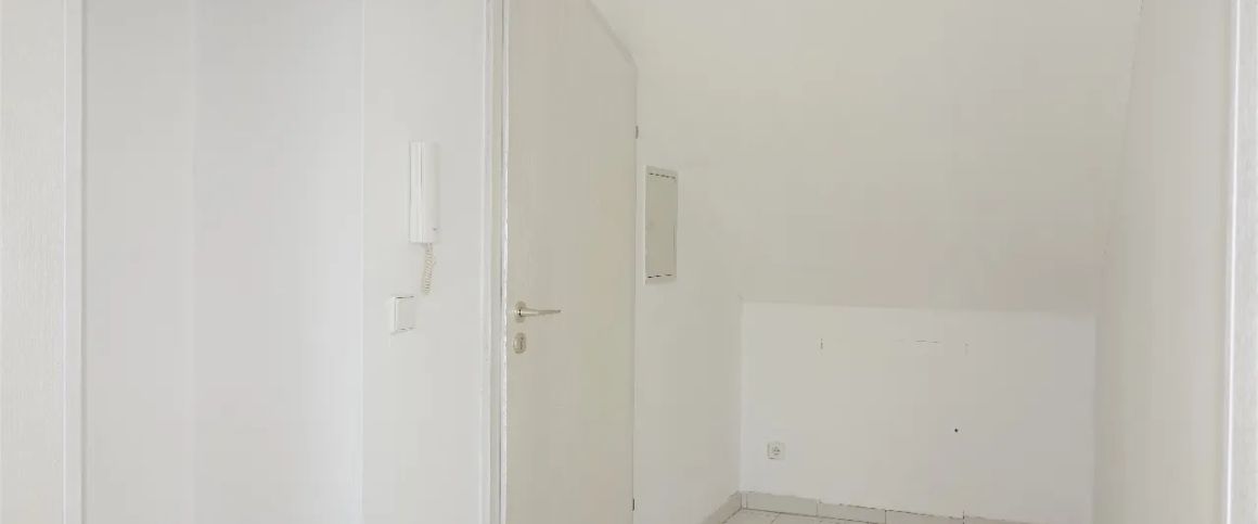 Gepflegte ca. 89 m² große DG-Wohnung mit großem Wohn-/Esszimmer, Tageslichtbad und PKW-Stellplatz - Photo 1