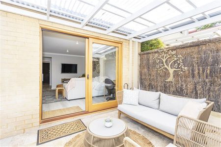 🏡 Elegant Hamptons-Inspired 3-Bedroom Townhouse in Claremont - Photo 3