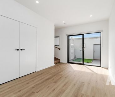 15 Rakia Walk, Fraser Rise VIC 3336 - Townhouse For Rent | Domain - Photo 5