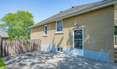 Detached Home For Lease | X8143204 - Photo 3