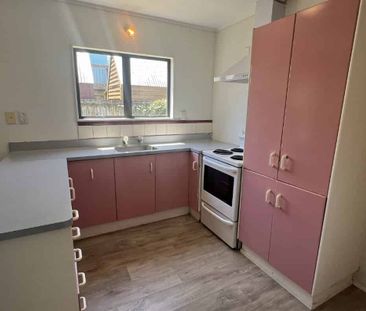 3 Bedrooms in Hamilton East - Photo 3