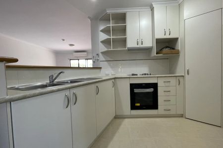 Modern 3-Bed Apartment in Prime Location! - Photo 5