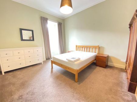 4 bedroom flat to rent - Photo 2