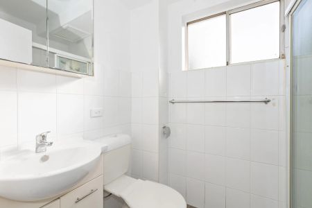 2-Bedroom Apartment in Prime Parramatta Location - Photo 2