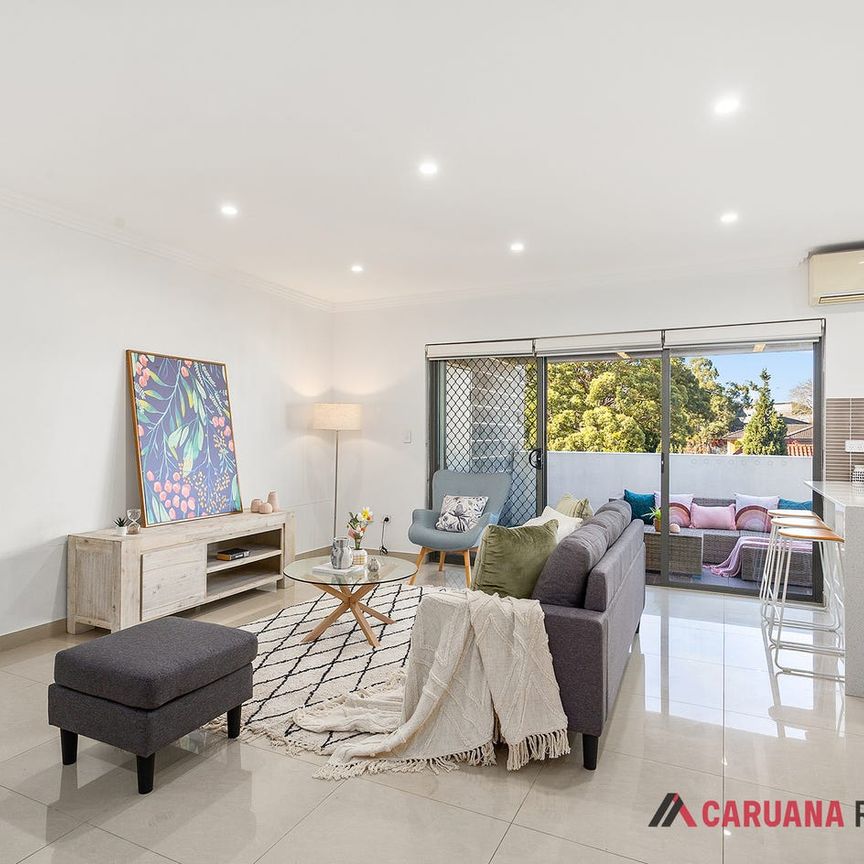Convenience, Spacious Split Level Apartment approx. 131sqm - Photo 1