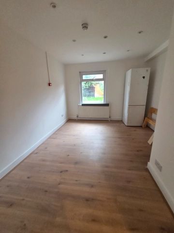 Studio Flat, Lenham Road, CR7 - Photo 2
