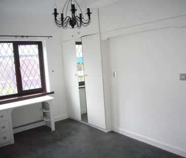 3 bedroom end of terrace house to rent - Photo 2