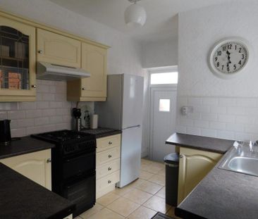 1 bedroom in a flat share to rent - Photo 3