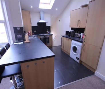 3 bedroom flat to rent - Photo 5