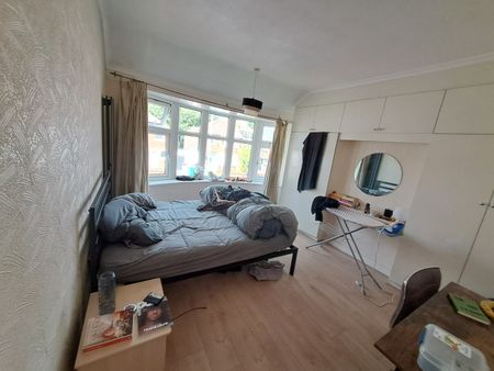 4 Bed Semi-Detached House, Finchley Road, M14 - Photo 5