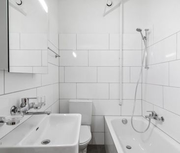 Renovated – bright – central - Photo 4