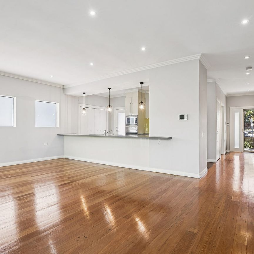 Over 55's three-bedroom villa in the heart of Roseville - Photo 1