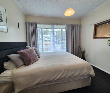 Charming 2-Bedroom Home in the Heart of Island Bay - Photo 4