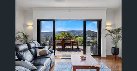 Contemporary family living with glorious mountain views - Photo 3