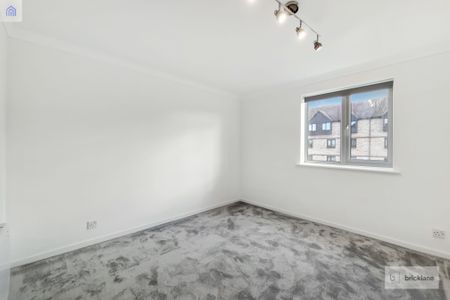 Spring Close, RM8 - Photo 4