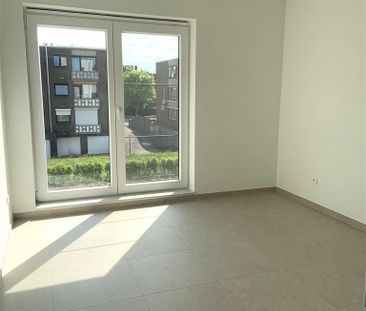 Nieuwbouwappartement met 2 slaapkamers, terras en autostaanplaats. - Photo 4