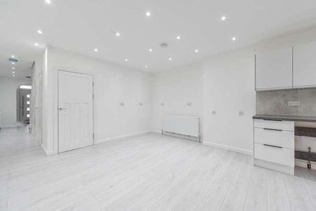 Bromefield, Stanmore, HA7 - Photo 2