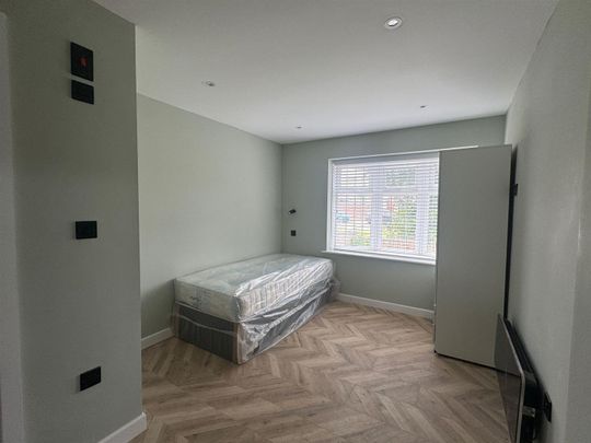 Longhouse Road, Grays RM16, London - Photo 1