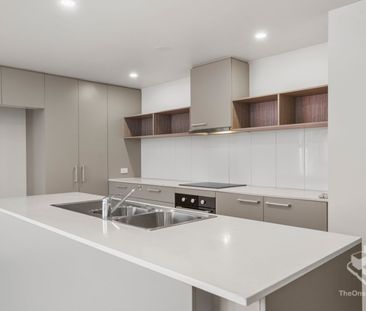 Stylish apartment new carpets, quality & new appliances - Photo 3