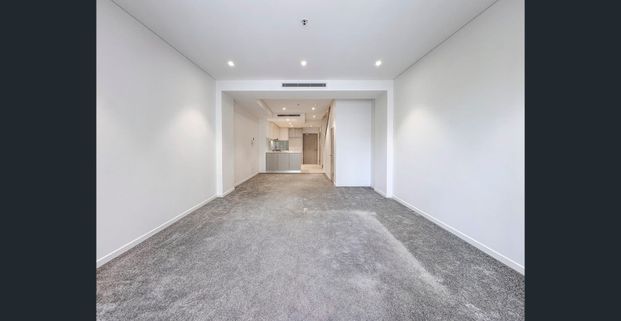 Spacious Split-Level Apartment in the Iconic ‘Tempo’ Complex - Photo 1