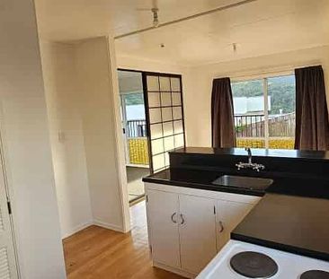 Sunny 2BR Wilton Oasis w/Garden & Garage - Photo 4