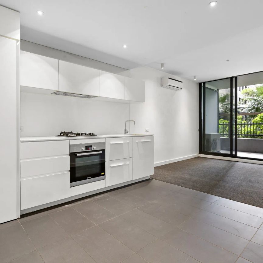 City Living, Modern 1 Bedroom Plus Study/2nd Bedroom Apartment With Balcony!! - Photo 1