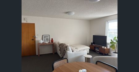 Two bedroom unit only 200 metres to the beach! - Photo 2