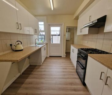 3 bedroom end of terrace house to rent - Photo 4