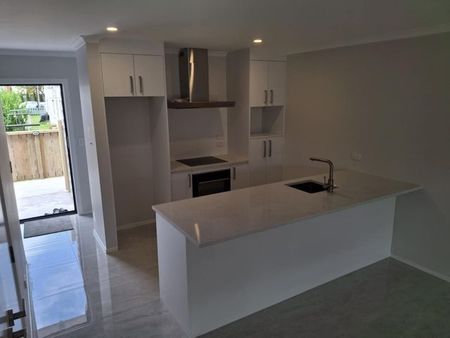 Modern 3BR Townhouse in Hamilton East! - Photo 3