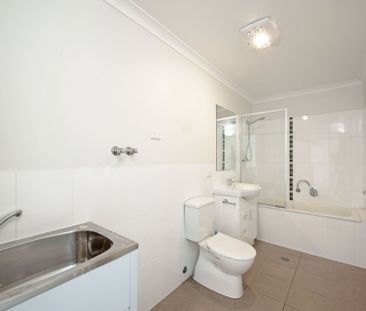 One Bedroom Townhouse With Low Maintenance Courtyard - Photo 4