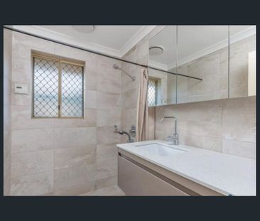 19 CHIDZEY DRIVE, Seville Grove, WA 6112 - Photo 4