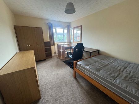 1 bedroom in a house share to rent - Photo 2