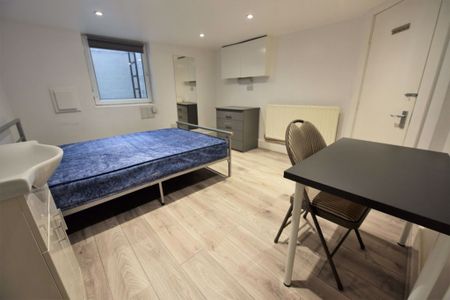 6 bedroom House in Beamsley Mount, Leeds - Photo 2