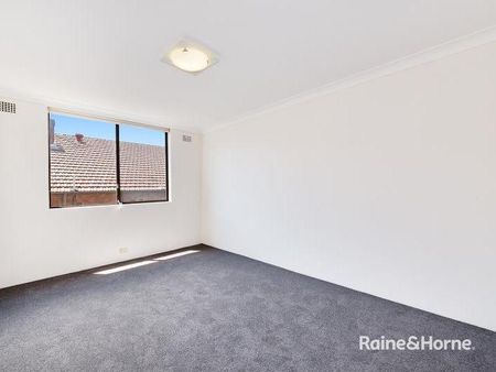 RENOVATED TWO BEDROOM TWO BATHROOM APARTMENT IN HEART OF KENSINGTON - Photo 2