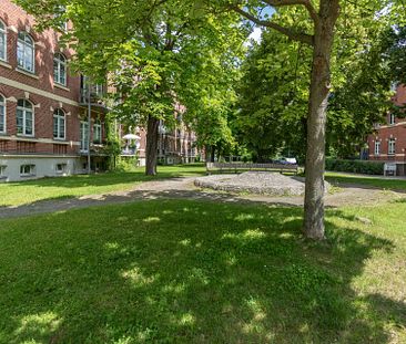 EINZIEHEN UND WOHLFÜHLEN // Gehobene 2-Raum-Wohnung mit Tageslichtbad und Balkon - Foto 1