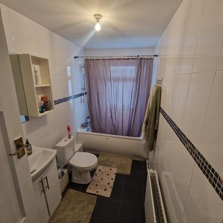 Hunters Square, Dagenham, RM10 - Photo 3