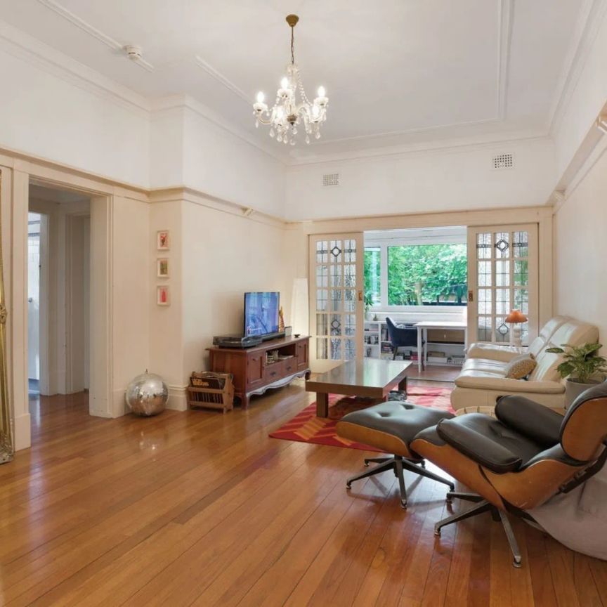 Oversized Art Deco Apartment in Central Location With Double Glazed Windows - Photo 1