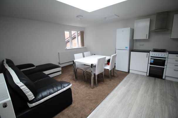 9 Bed Student Accommodation - Photo 1