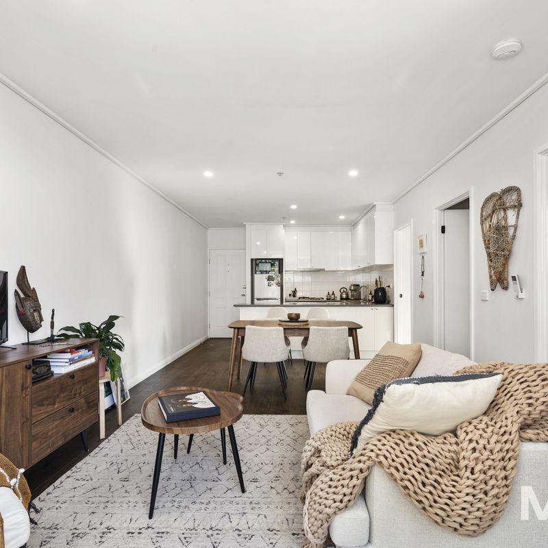 Furnished city retreat with lifestyle amenities in prime location - Photo 1