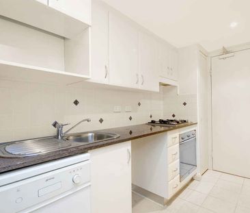 PERFECT STUDIO CLOSE TO EVERYTHING! - Photo 2