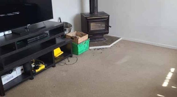 Spacious Family Oasis: 5-Bedroom Home with Self-Contained Sleepout & Expansive Lawn - Photo 1