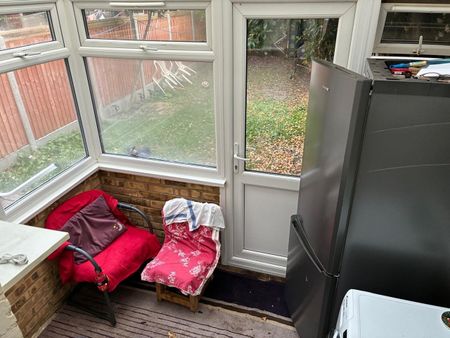 3 Bed Terraced House, Stokes Road, E6 - Photo 2