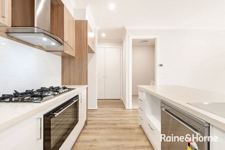 Four-bedroom house in Cranbourne South! - Photo 4