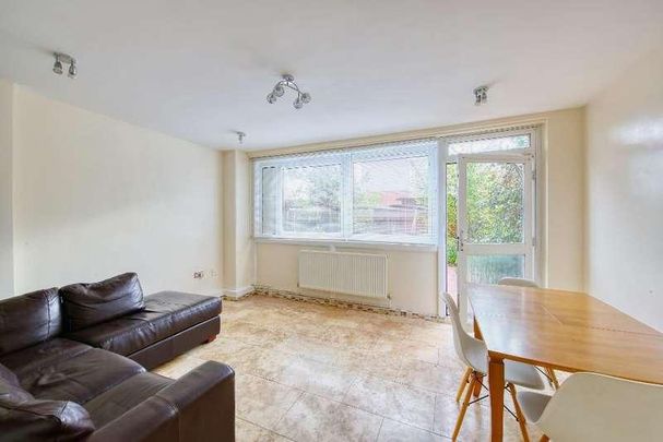 Ewhurst Court, Mitcham, CR4 - Photo 1