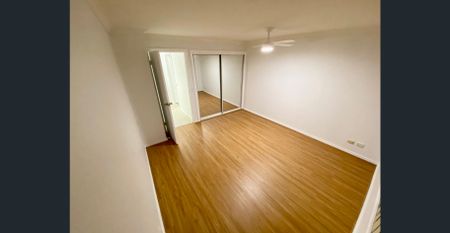Renovated 2-Bedroom Villa with Private Courtyard – Walk to Pendle Hill Station - Photo 2
