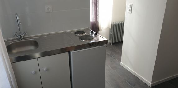 STUDIO 21 m² en rez -chaussée secteur Paix ,bus devant, au calme. - Photo 2
