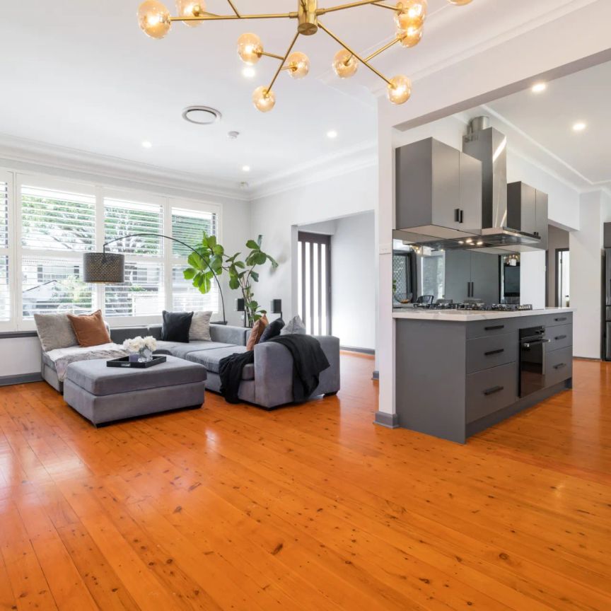 Superbly Renovated Family Home in a Desirable Cul-de-sac Pocket - Photo 1