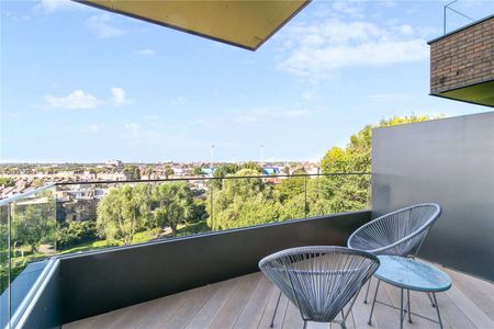 A fantastic one bedroom apartment located in the iconic Television Centre with views over the Hammersmith park - Photo 3