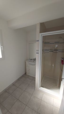 Location Appartement 1 pièce 24m² SIX FOURS LES PLAGES 83140 - Photo 2