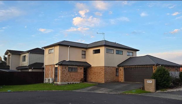 Spacious 5BR Family Haven in Takanini - Photo 1